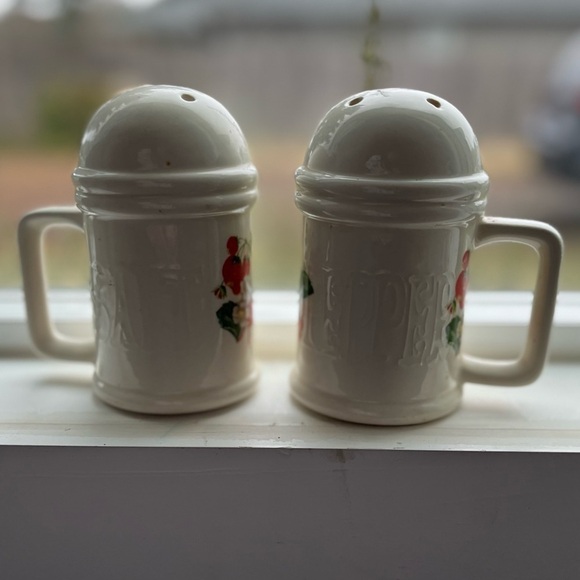 Vintage 80's Strawberries Salt and Pepper Shakers Cottagecore Ceramic Handmade - Picture 4 of 9